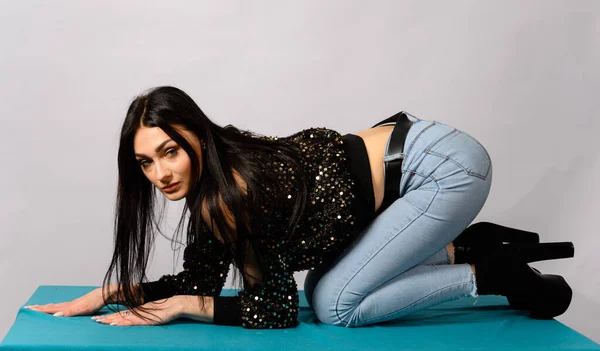 Foto Model Glamoureuze Meisje Brunette Jeans Poseren Een Tafel Een — Stockfoto