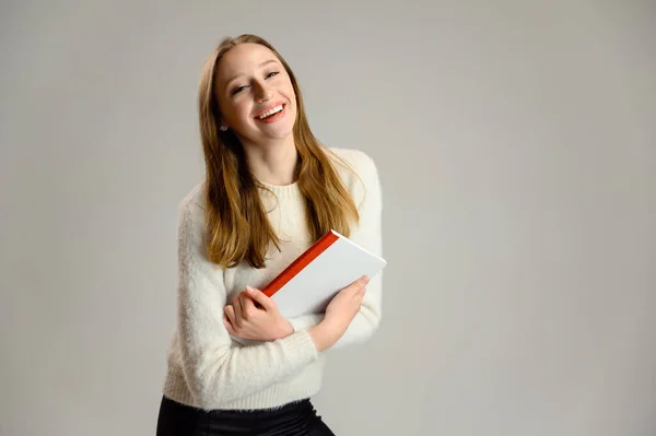 Retrato Estudio Una Estudiante Caucásica Feliz Con Una Sonrisa Suéter — Foto de Stock