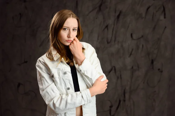 Stúdió Fotó Egy Boldog Kaukázusi Lány Fehér Kabátban Áll Kamera — Stock Fotó