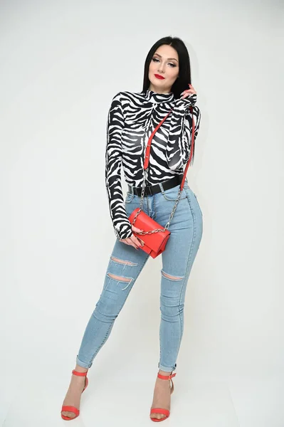Foto Vertical Uma Morena Caucasiana Moda Menina Glamourosa Jeans Azuis — Fotografia de Stock