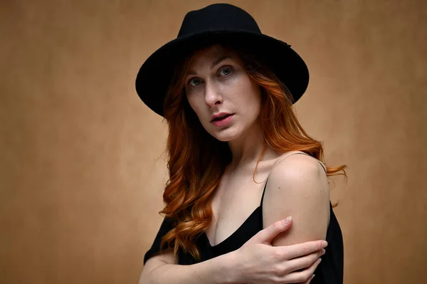Model Posiert Mit Schwarzem Hut Porträt Einer Jungen Hübschen Frau — Stockfoto