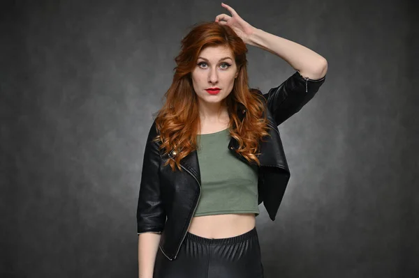 Vízszintes Portré Egy Vörös Hajú Fiatal Nőről Fekete Kabátban Zöld — Stock Fotó