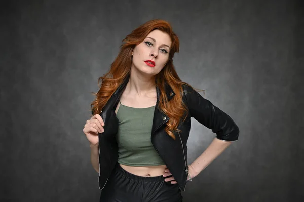 Portrait Horizontal Une Jeune Femme Rousse Vêtue Une Veste Noire — Photo