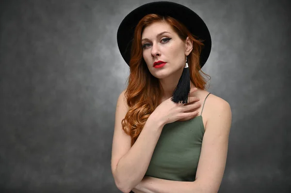 Modelo Chapéu Com Ótima Maquiagem Posando Uma Camiseta Verde Estúdio — Fotografia de Stock