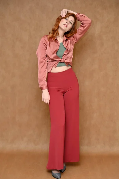 Retrato Vertical Una Mujer Pelirroja Pantalones Rojos Una Blusa Rosa —  Fotos de Stock