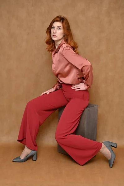 Sentado Caucásico Pelo Rojo Mujer —  Fotos de Stock