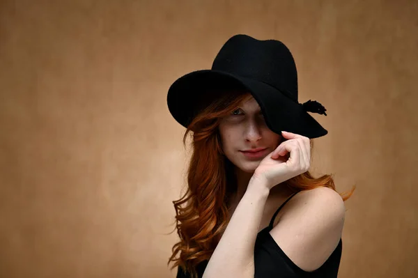 Modell Pózol Fekete Kalapban Portré Egy Fiatal Csinos Hosszú Vörös — Stock Fotó