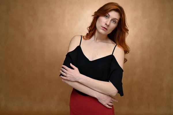 Siyah Bluz Giymiş Güzel Kızıl Saçlı Genç Bir Kadının Portresi — Stok fotoğraf