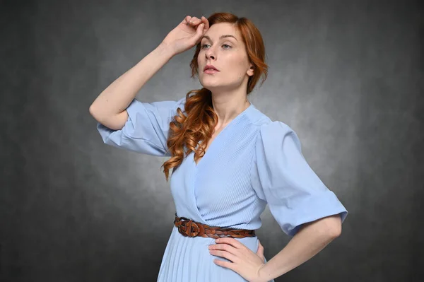Lány Modell Pózol Stúdióban Szürke Háttérrel Egy Csinos Vörös Hajú — Stock Fotó