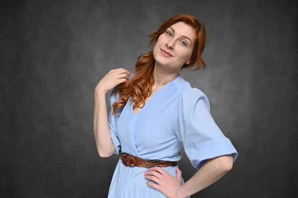 Girl Model Posiert Studio Vor Grauem Hintergrund Mit Einem Lächeln — Stockfoto