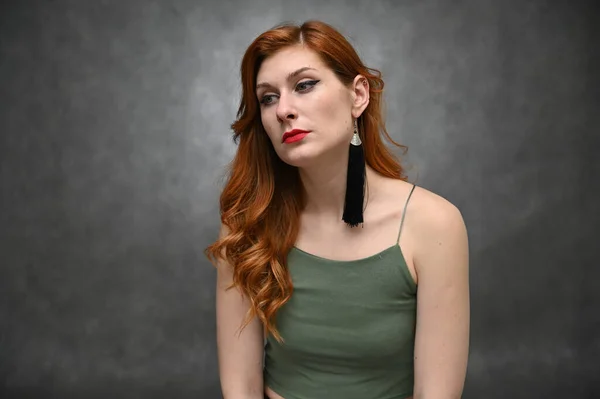 Portré Egy Csinos Vörös Hajú Fiatal Szürke Hátteréről Modell Nagy — Stock Fotó