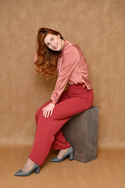 Μοντέλο Είναι Ντυμένο Ροζ Πουκάμισο Και Κόκκινο Παντελόνι Γκρι Παπούτσια — Φωτογραφία Αρχείου