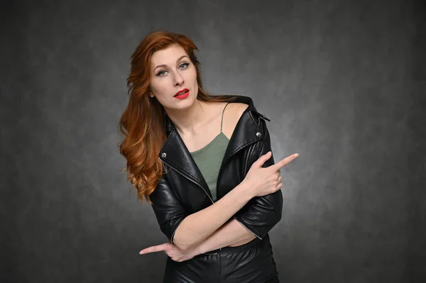 Hübsches Model Mit Tollem Make Posiert Vor Grauem Hintergrund Studio — Stockfoto