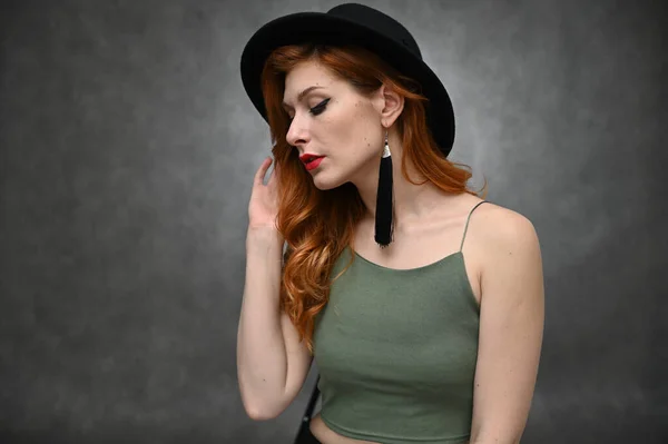 Modelo Chapéu Com Ótima Maquiagem Posando Uma Camiseta Verde Estúdio — Fotografia de Stock