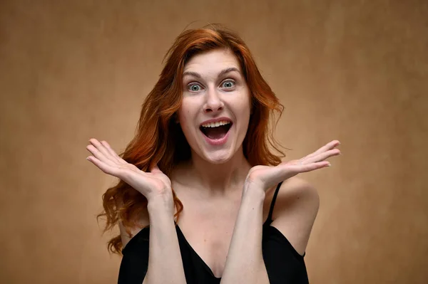 Close Retrato Uma Jovem Mulher Bonita Com Sorriso Com Longos — Fotografia de Stock