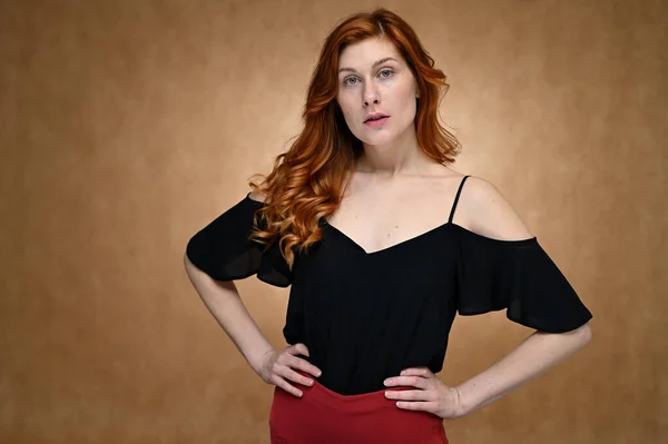 Siyah Bluz Giymiş Güzel Kızıl Saçlı Genç Bir Kadının Portresi — Stok fotoğraf