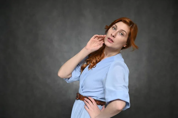 Portrét Mladé Hezké Rusovlasé Herečky Modrých Šatech Šedém Pozadí Model — Stock fotografie