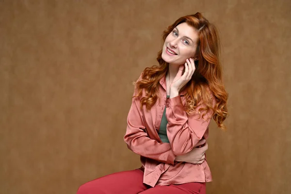 Горизонтальный Портрет Счастливой Женщины Длинными Рыжими Волосами Розовой Блузке Фото — стоковое фото