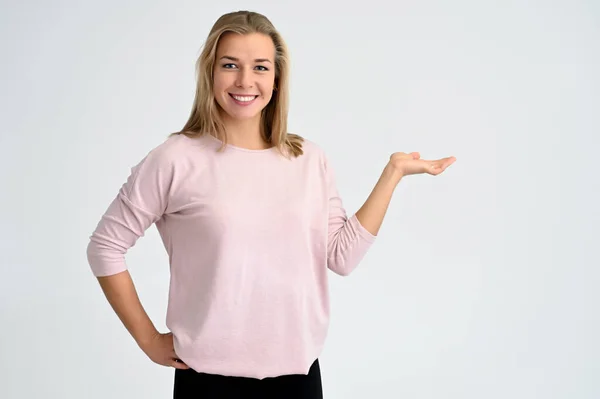 Retrato Cerca Una Linda Estudiante Rubia Caucásica Blusa Rosa Sobre — Foto de Stock