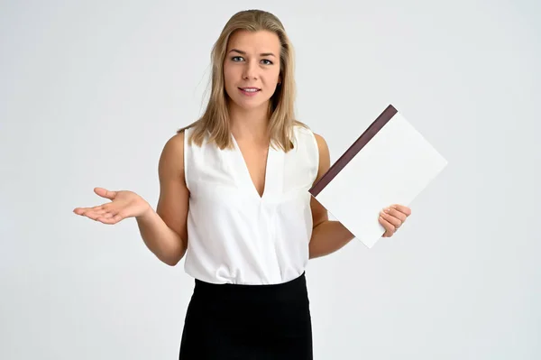 Ritratto Ravvicinato Una Graziosa Studentessa Caucasica Bionda Con Una Camicetta — Foto Stock