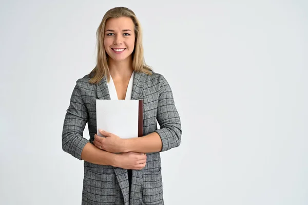 Ritratto Ravvicinato Una Graziosa Studentessa Caucasica Bionda Giacca Grigia Sfondo — Foto Stock