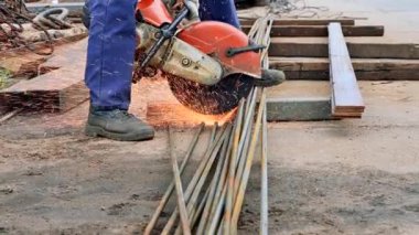 Bir depodaki video, bir metal işçisi tarafından kesilmiş..