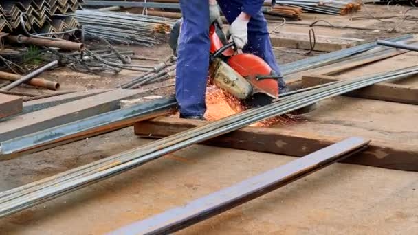 Video Una Sierra Almacén Cortada Por Trabajador Metalúrgico Aire Libre — Vídeos de Stock