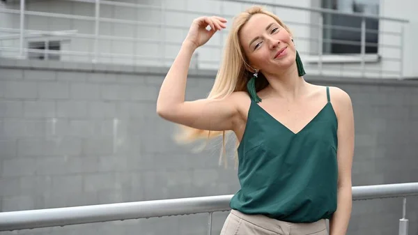 Nettes Blondes Mädchen Grüner Bluse Das Frühling Auf Einer Straße — Stockfoto