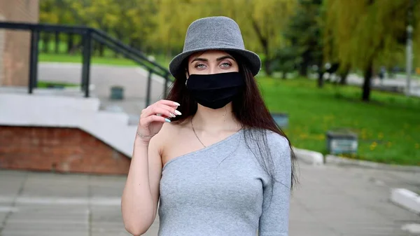 Photo Portrait Pretty Smiling Brunette Girl Takes Medical Mask Background — Stock Photo, Image