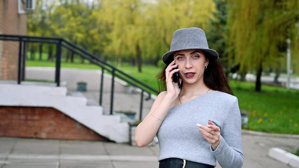 Foto Portrét Krásné Usměvavé Brunetky Dívka Mluví Telefonu Pozadí Přírody — Stock fotografie