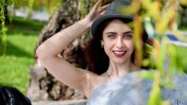 Foto Retrato Uma Menina Morena Muito Sorridente Chapéu Sorrindo Bonito — Fotografia de Stock