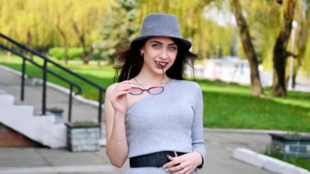 Video Retrato Una Guapa Morena Sonriente Sobre Fondo Natural Parque — Vídeos de Stock