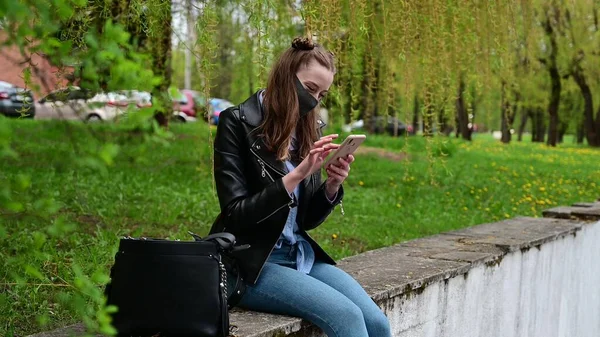 Foto Portrét Mladé Dívky Lékařské Masce Sedí Mluví Telefonu Ulici — Stock fotografie