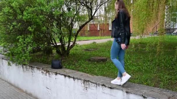 Vídeo Retrato Uma Menina Sorrindo Passos Pleno Crescimento Uma Rua — Vídeo de Stock