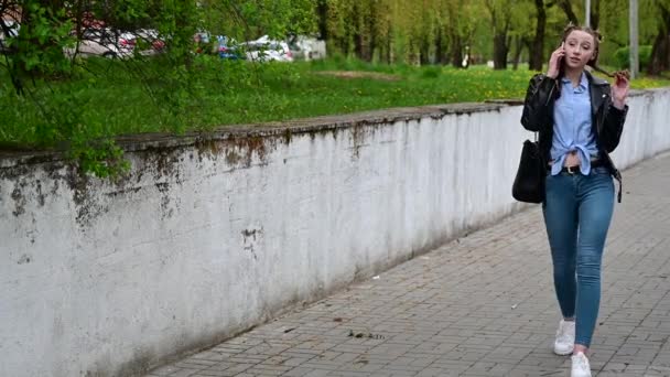 Wideo Portret Młoda Uśmiechnięta Dziewczyna Spacery Rozmawia Przez Telefon Pełnym — Wideo stockowe