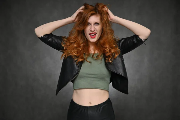 Kız Poz Değiştirerek Canlı Duygular Sergiliyor Güzel Saçlı Yeşil Tişörtlü — Stok fotoğraf