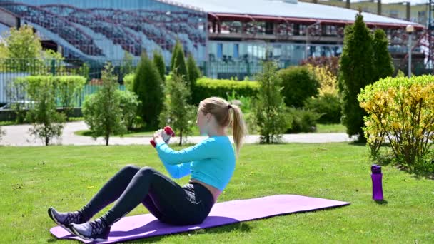 Fiatal Kaukázusi Fitnesznő Karcsú Szőke Mosollyal Edz Egy Sportszőnyegen Egy — Stock videók