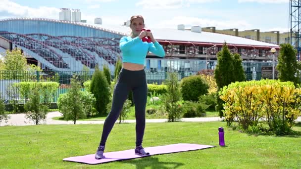 Smukła Młoda Fitness Kobieta Uśmiechem Twarzy Trenuje Stojąc Hantlami Rękach — Wideo stockowe