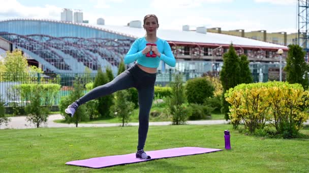 Smukła Młoda Fitness Kobieta Uśmiechem Twarzy Trenuje Stojąc Hantlami Rękach — Wideo stockowe