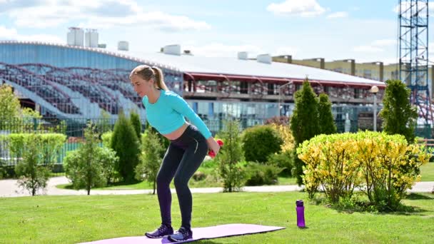 Delgado Joven Fitness Rubia Con Una Sonrisa Está Entrenando Mientras — Vídeos de Stock