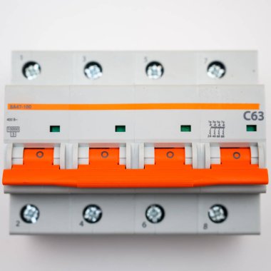 Yeni elektrik anahtarının yedek parçalarının fotoğrafı