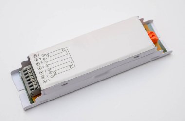 Elektrik donanımının yeni trafosunun yedek parçalarının fotoğrafı.