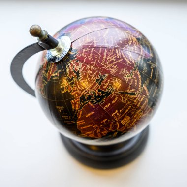 Küçük bir oyuncak kürenin fotoğrafı.