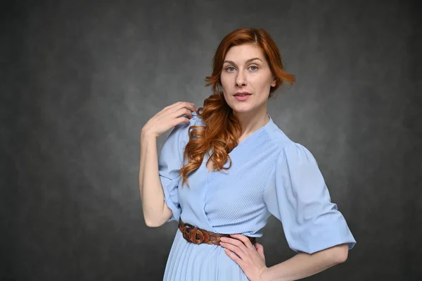 Modell Különböző Érzelmeket Mutat Portré Egy Fiatal Csinos Vörös Hajú — Stock Fotó