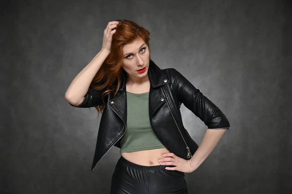 ポーズを変えることで異なる感情を表現しています 緑のTシャツに黒のジャケットを着た若い可愛い赤髪の女優の女性の肖像 — ストック写真