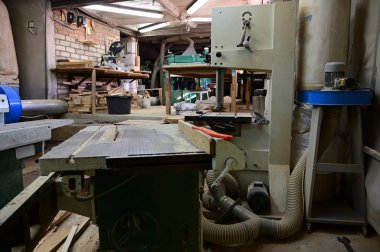 Atölyedeki bir marangozluk makinesinin fotoğrafı. Evrensel endüstriyel kavram.