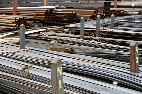 Black Metal 'in açık hava fotoğrafları palet yığınlarında yatıyor.