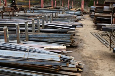 Black Metal 'in açık hava fotoğrafları palet yığınlarında yatıyor.