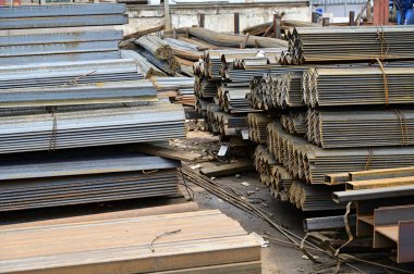 Palet yığınlarının fotoğrafı. Açık hava siyah metali.