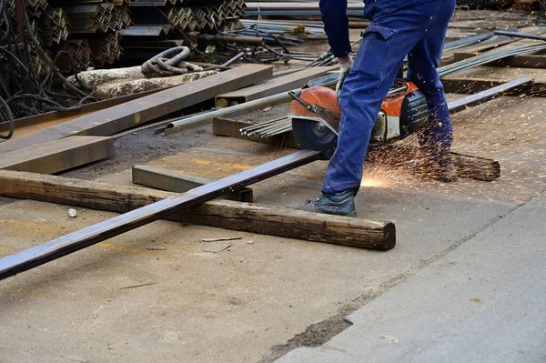 Photo Worker Cutting Metal Reinforcement Circular Saw Open Air — Stock Photo, Image